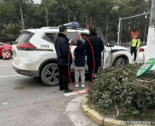 附近的两辆劳斯也未能幸免